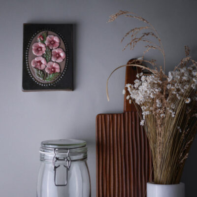 Keramik Relief med Rosa Blomster